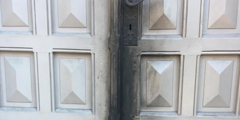 Torņakalna baznīcai kāds centies aizdedzināt durvis
