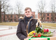 Liepājnieks Aivars Andersons pirms nedēļas no Karostas Cietokšņa kanāla izvilka tur slīkstošu vīrieti. Glābšanas dienesti un pilsētas pašvaldība pašaizliedzīgo pusi godināja Jāņa Čakstes laukumā. 