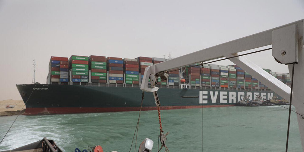 Speciālists par Suecas kanālā iestrēgušo konteinerkuģi: "Tas līdzinās milzīgam krastā izmestam valim"