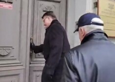 VIDEO: Šlesers šķietami labā noskaņojumā ierodas Ģenerālprokuratūrā