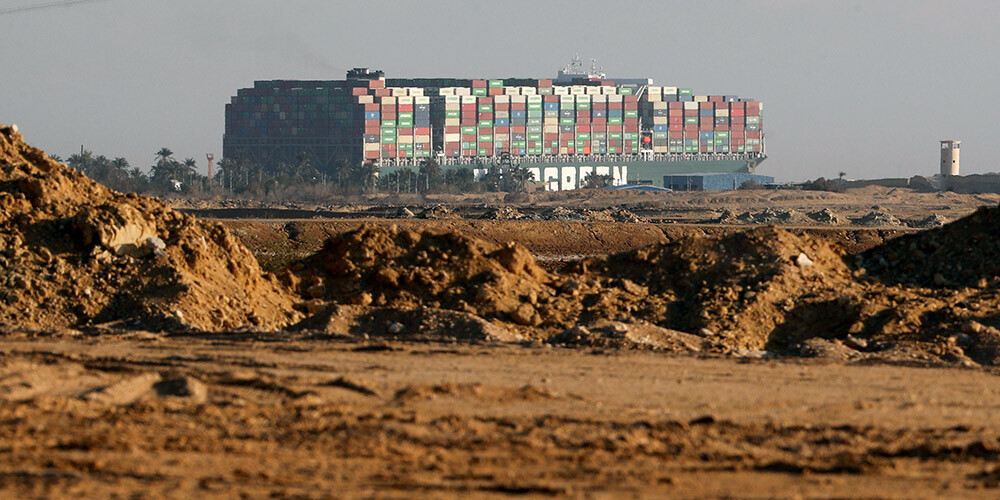 Suecas kanālā iestrēgušais konteinerkuģis katru dienu aiztur kravas 9,6 miljardu ASV dolāru vērtībā