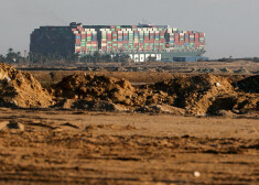 Piektdienas rītā kuģis joprojām ir iestrēdzis un nav zināms, kad to izdosies atbrīvot.
