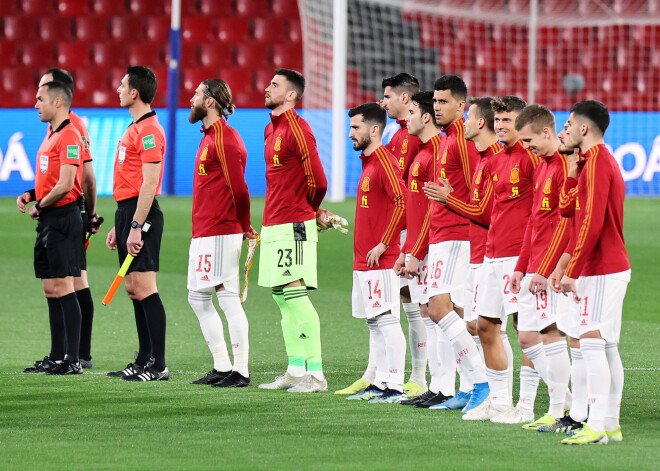 Spānijas futbolisti Pasaules kausa kvalifikācijā nespēj pieveikt Grieķiju; Ibrahimovičs izlasē atgriežas ar uzvaru