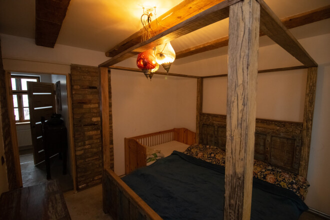 Lampas un gulta atvesta no Indijas. Remonta laikā dziedi jeb šķērsbaļķi pie griestiem atstāti redzami, lai atgādinātu par vēsturi.