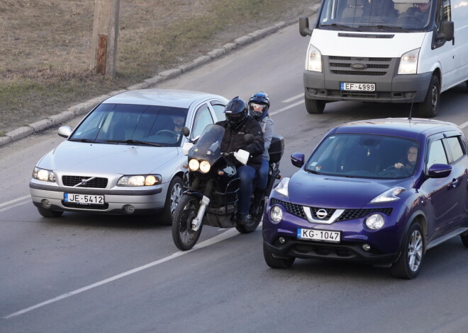 FOTO: ielas sāk piedūcināt pirmās motociklu skaņas