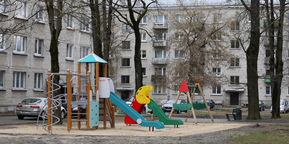 Муниципальная полиция Риги усиленно проверяет детские игровые и спортивные площадки