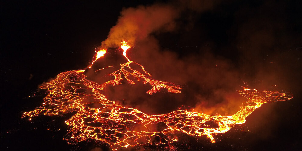Vulkāna izvirdums kļūst par aizraujošu izklaidi pandēmijas nogurdinātajiem islandiešiem