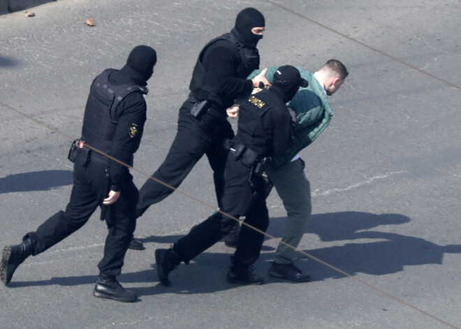 Baltkrievijas policija sestdien vairākās pilsētās aizturējusi desmitiem protestētāju un vismaz piecus žurnālistus.