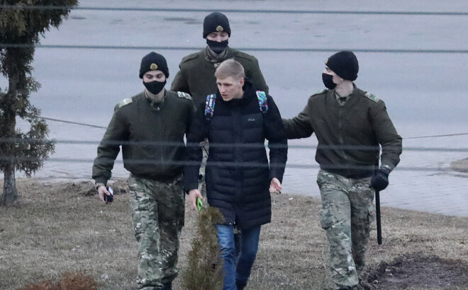 Policisti Minskā aiztur jaunieti, kurš piedalījās protestos.