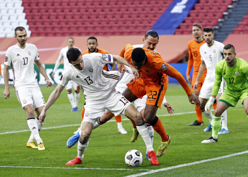 Latvijas futbola izlase Amsterdamā iztur līdz 32.minūtei un pret spēcīgo Nīderlandi zaudē tikai divus vārtus