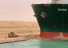 Joprojām turpinās centieni atbrīvot Suecas kanālā iestrēgušo milzīgo konteinerkuģi