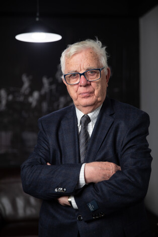 Vaicāts, vai nebija nekādu pašsajūtas izmaiņu pēc vakcinēšanās, maestro atbild: “Neko nemanīju. Kā es jūtos? Vecs un slims – tā jūtos.”