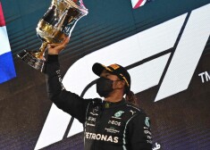 Hamiltons sīvā cīņā svin uzvaru F-1 jaunās sezonas pirmajā posmā