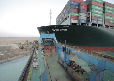 Pēc vairāku dienu pūliņiem Suecas kanālā iestrēgušais konteinerkuģis pagriezts un nocelts no sēkļa