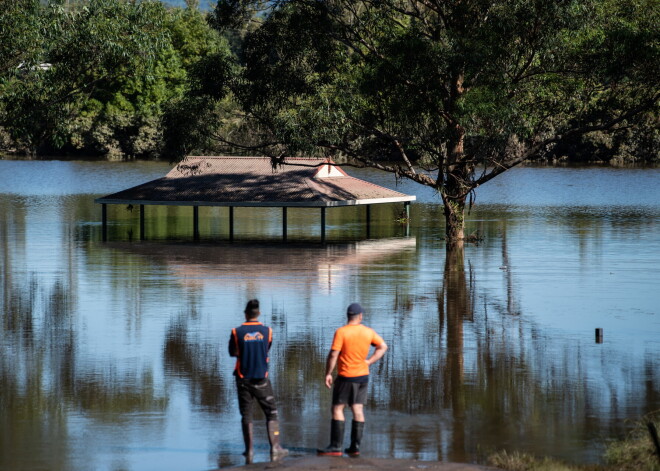 Izglābās no mežu ugunsgrēkiem, bet plūdus nepārdzīvoja; austrālieša skumjais stāsts par izpostīto sadzīvi