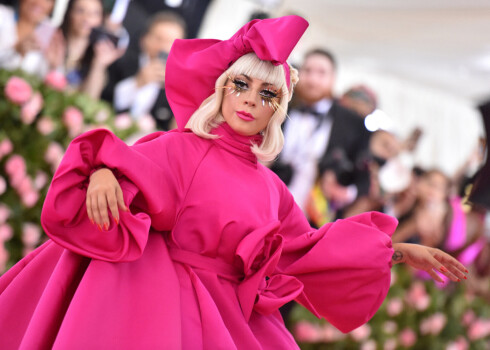 Pēc tam, kad pirmais mūzikas ierakstu zīmols bija no Lady Gaga atteicies, dziedātājai esot noderējis vecmāmiņas padoms.