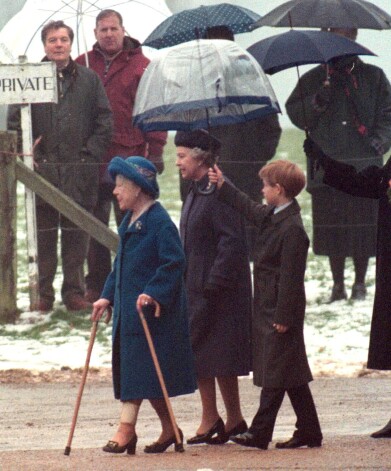 1995. gadā pēc Ziemassvētku dievkalpojuma apmeklēšanas Sandringemā. Princis Harijs ļoti rūpējas par omīti un vecvecmāmiņu.