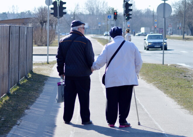 Aprīlī sāks izmaksāt 200 eiro vienreizējo atbalstu pensionāriem