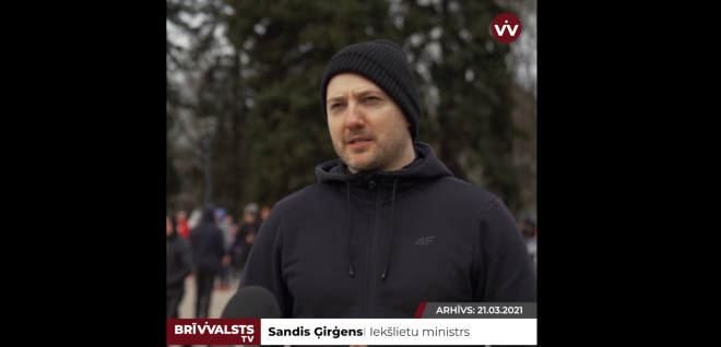 Iekšlietu ministrs Sandis Ģirģens, sniedzot interviju "Brīvvalsts TV" Esplanādē Rīgā.