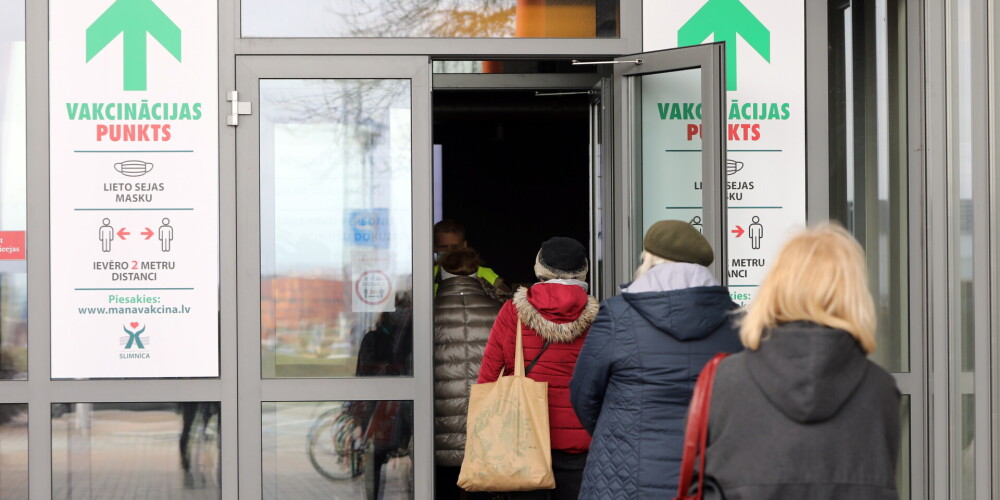 Жителей Латвии призывают уже сейчас подавать заявки на вакцинацию против Covid-19