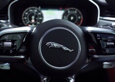 Auto ziņas: Jaguar F-Pace atsvaidzina izskatu un kardināli izmaina salonu