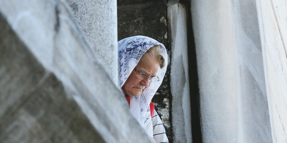 81-летнюю жительницу Краславы пригласили приехать на прививку —  за 40 км