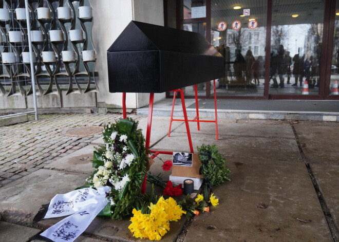 Īrnieki ar zārkam līdzīgu simbolu un ziediem “atvadās” no nama Elizabetes ielā 2