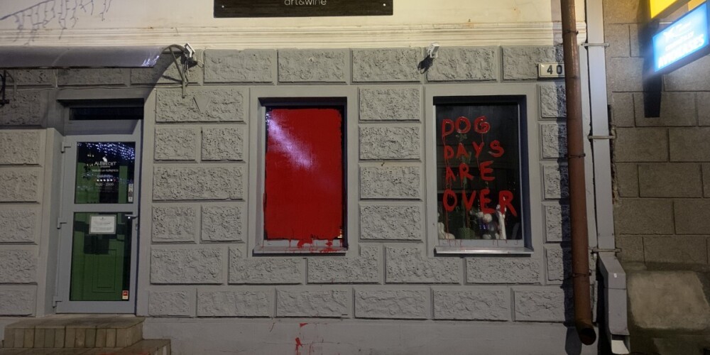 Полиция не обнаружила злого умысла в закрашивании окон винного бара-галереи в Даугавпилсе