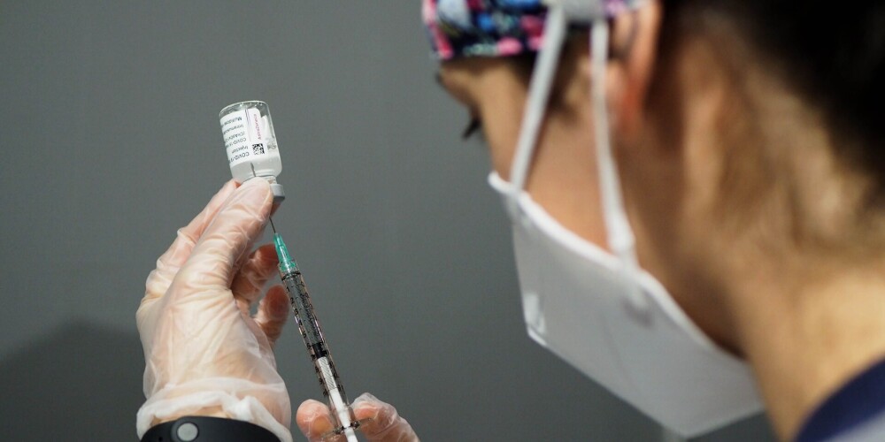 Eiropas Zāļu aģentūras eksperti neatklāj ar vecumu saistītus riska faktorus "AstraZeneca" vakcīnām