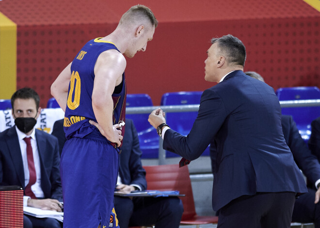 VIDEO: ne tikai Gailītis ir ļoti nikns uz saviem basketbolistiem... Rolandu Šmitu pamatīgi nobar Jasikēvičs