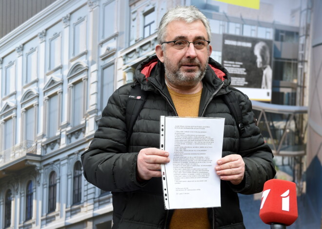 FOTO: Jaunā Rīgas teātra pamatos iemūrē laika kapsulu ar vēstījumiem nākotnes cilvēkam