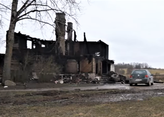 "Vīrs izvilkts no uguns ar basām kājām" - vietējie stāsta par traģisko nakti Gudeniekos, kur liesmās bojā gājuši divi cilvēki