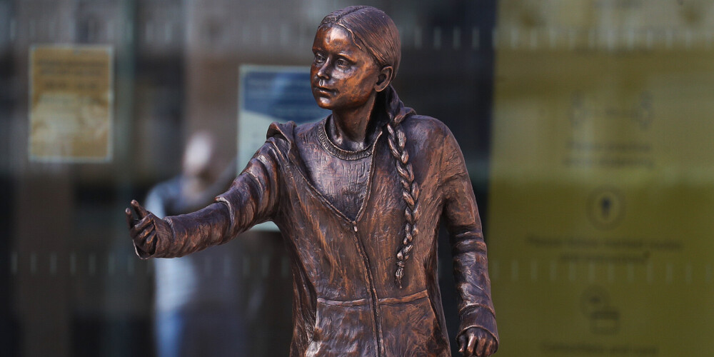 Anglijā uzstādīta zviedru vides aktīvistei Grētai Tūnbergai veltīta statuja