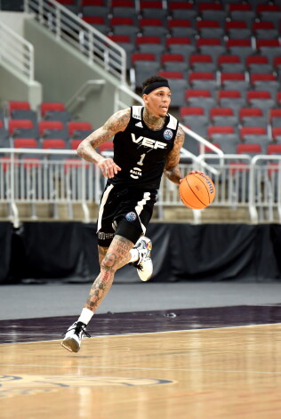 Mājiniekiem rezultatīvākais ar 24 punktiem un deviņām atlēkušajām bumbām bija līgas labāko aizsardzības spēlētāju izlasē iekļautais Maikls Kaizers.