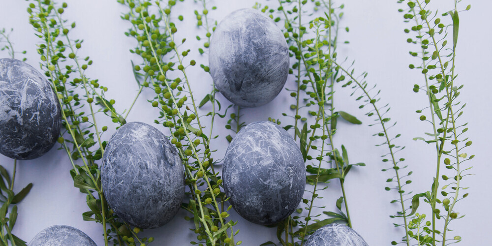 Senie latvieši ticēja, ka Zaļajā ceturtdienā dzimušie cilvēki ir burvji vai cilvēki ar pārdabiskām spējām. Saskaņā ar tautas tradīcijām šajā dienā notikusi arī liela buršana un zīlēšana.