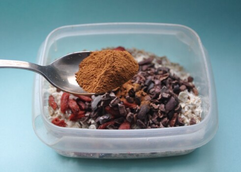 Kanēlī tiešām ir savienojumi, kuriem ir pierādīta antioksidatīvā ietekme, kas palīdz samazināt asinsspiedienu, holesterīna līmeni, taču tā kā kanēlis pats par sevi ir spēcīgs produkts, dažiem cilvēkiem neiesaka ar to aizrauties, lai nepārdozētu.