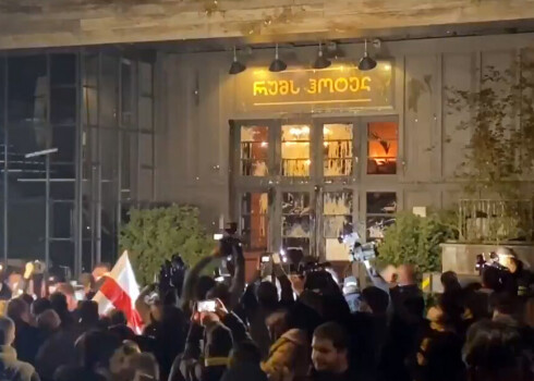 Protestētāji Gruzijā apmētā ar olām viesnīcu, kur apmeties krievu žurnālists Vladimirs Pozners