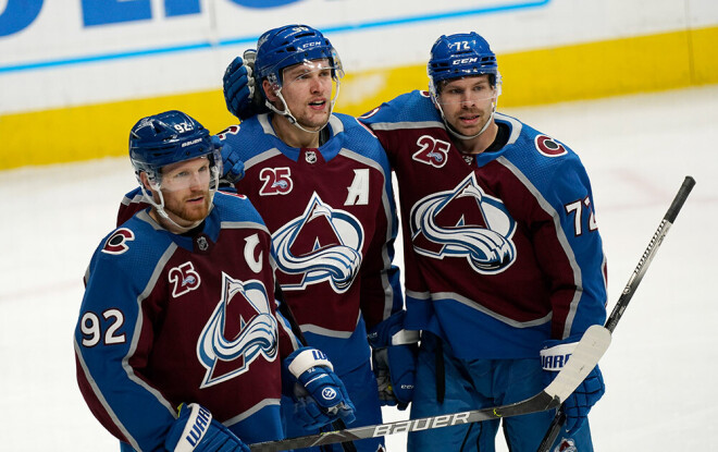 "Avalanche" kapteinis Gabriels Landeskogs (pa kreisi) atzīmē vārtu guvumu kopā ar Miko Rantanenu (centrā) un Jonasu Donskoju (pa labi).