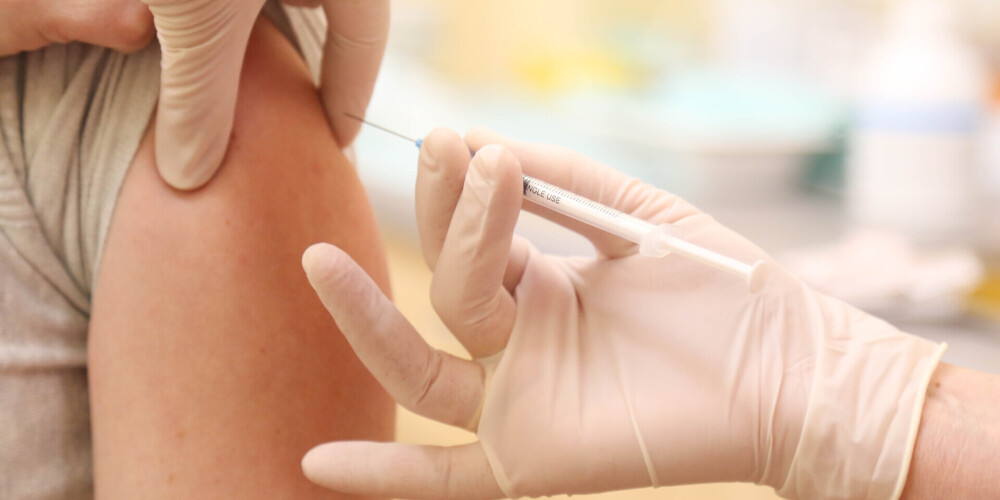 На следующей неделе в Латвии начнется вакцинация от Covid-19 семей хронически больных детей