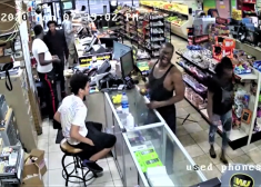 Džordža Floida slepkavība: publicē iepriekš neredzētus video no veikala kameras un policistu skatupunkta