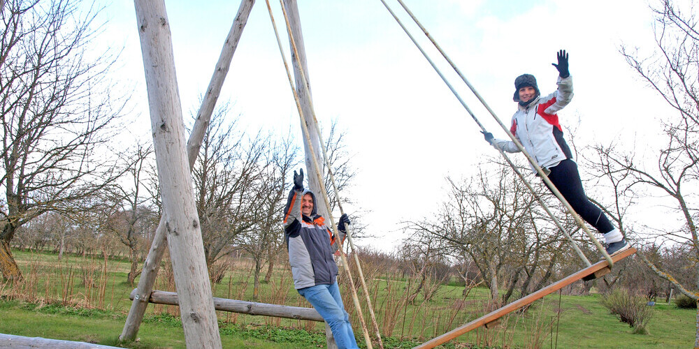 Šūpošanās Lieldienu rītā ir maģisks rituāls, kas simboliski atdarina saules šūpošanos un dancošanu. Ar šūpošanos rituāla dalībnieki uzskata, ka viņi palīdz saulei iešūpoties, lai vieglāk būtu uzkāpt debesu kalnā līdz augšai.