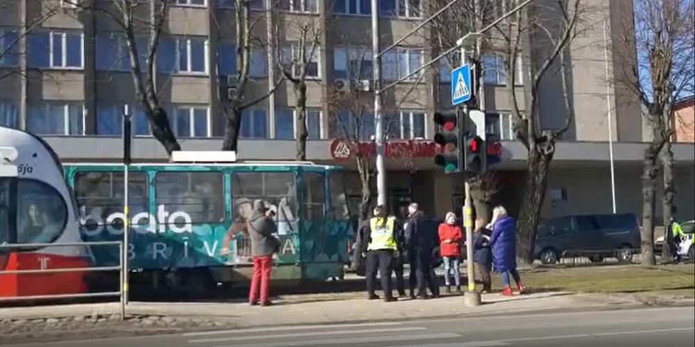 В Лиепае совершено нападение на водителя трамвая - 59-летний мужчина был заколот в шею