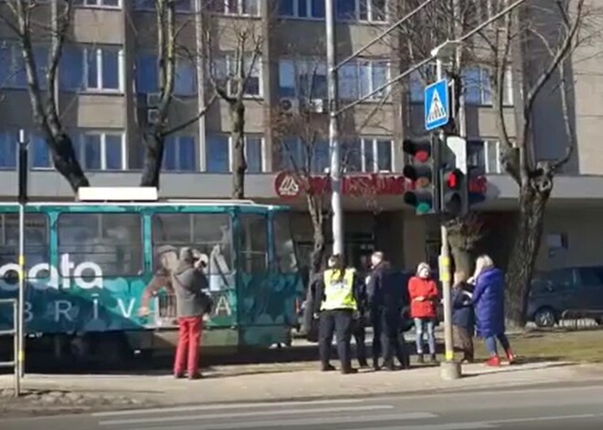 В Лиепае совершено нападение на водителя трамвая - 59-летний мужчина был заколот в шею