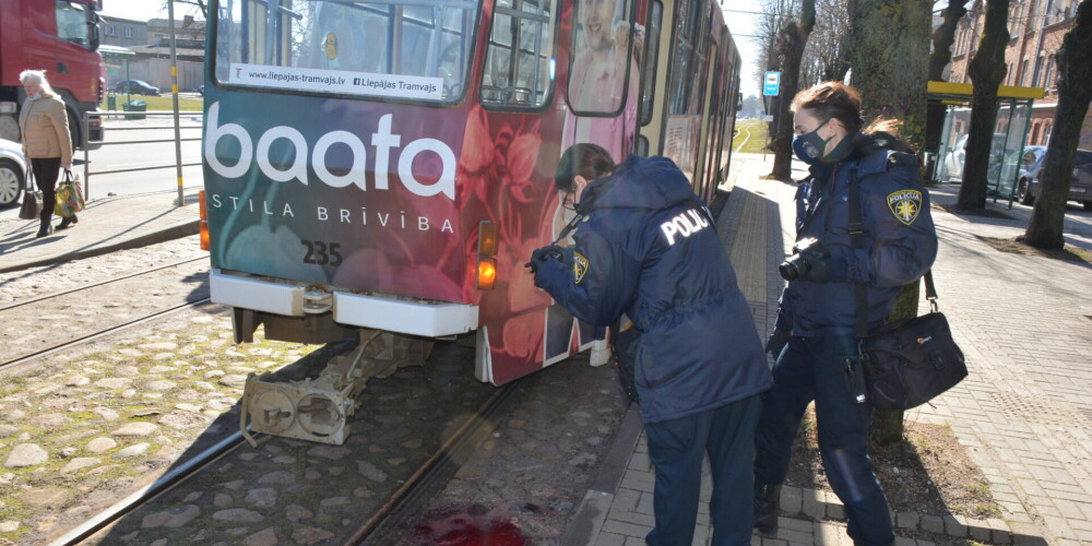 "Vicināja, šķiet, medību nazi," uzbrukumu Liepājas tramvaja vadītājam atminas aculieciniece