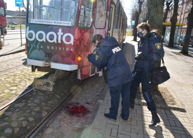 "Vicināja, šķiet, medību nazi," uzbrukumu Liepājas tramvaja vadītājam atminas aculieciniece