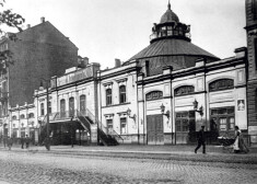 Skats uz Salamonska cirka ēku Filipa Pauluči ielā 1910. gadā. Pēc arhitekta Jāņa Fridriha Baumaņa projekta celtajā namā gan oriģināli konstruētais kupols, gan skatītāju zāles balsti taisīti no dzelzceļa sliedēm. 