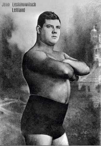 Jānis Leskinovičs jeb Lielais Jānis, divkārtējs pasaules čempions, četrkārtējs Eiropas čempions, brīvās cīņas aizsācējs Latvijā. Pēdējo reizi arēnā izgāja 50. gados, kad Rīgas cirkā sarīkoja retrospektīvu grieķu-romiešu cīņu čempionātu. 20. gadi.