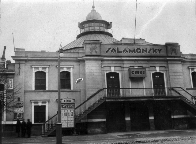 Skats uz Salamonska cirka ēku Filipa Pauluči ielā 1910. gadā. Pēc arhitekta Jāņa Fridriha Baumaņa projekta celtajā namā gan oriģināli konstruētais kupols, gan skatītāju zāles balsti taisīti no dzelzceļa sliedēm.
