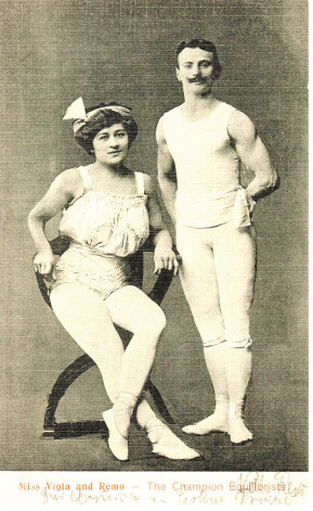 Ekvilibristi Miss Viola un Remo. 1913. gads.