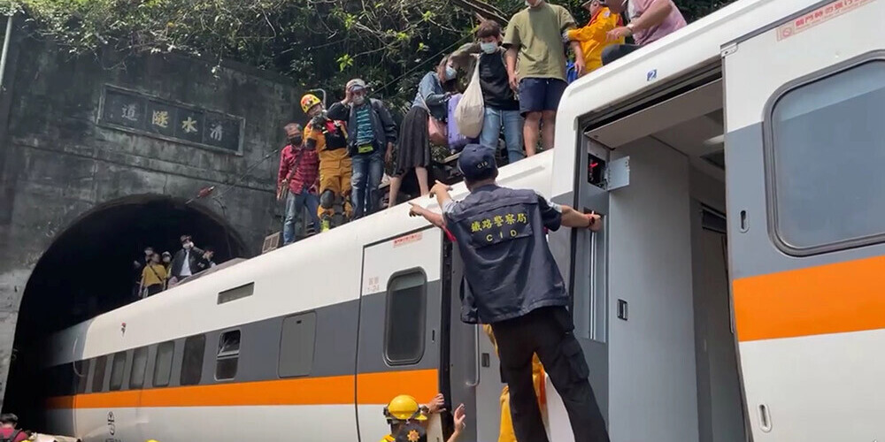 Taivānā notikusi nāvējošākā vilciena katastrofa pēdējo desmitgažu laikā